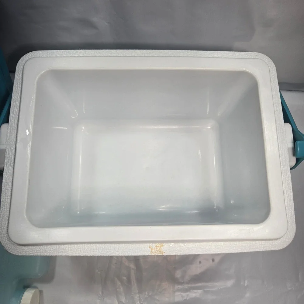Vintage Rubbermaid Cooler Teal White with Refreeze Ice Pack Bottle lunchbox